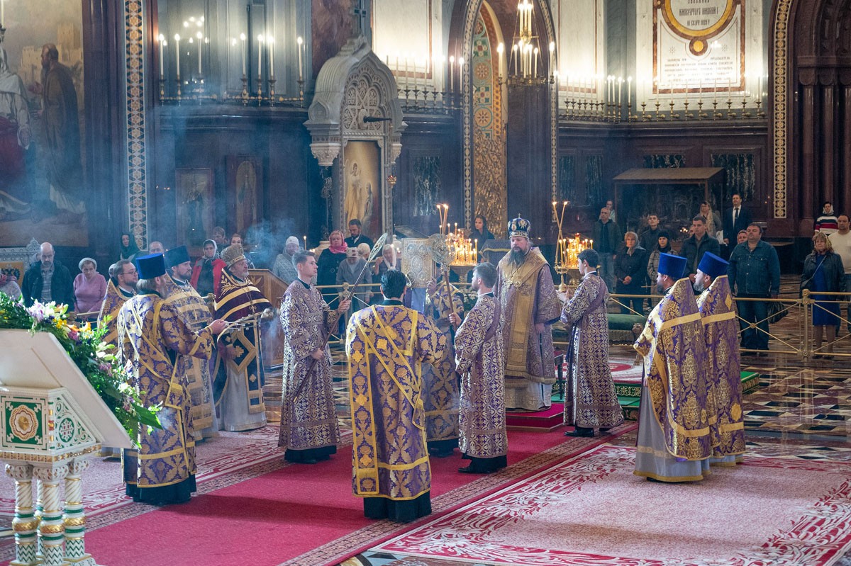 Богослужение наряду. Воздвижение храм Христа Спасителя. Воздвижение Креста Господня в храме Христа Спасителя. Воздвижение Креста Господня богослужение. Крестовоздвижение литургия Патриарх.