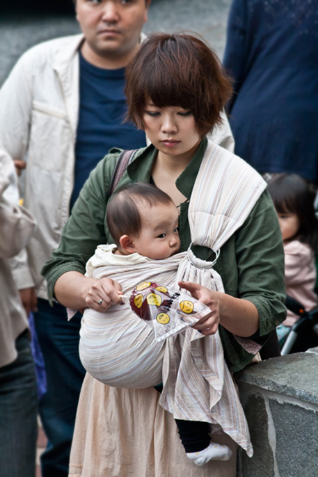 Молодые мамы япония. Японцы дети. Япония мама. Семья с детьми Япония. Мать в Японии.