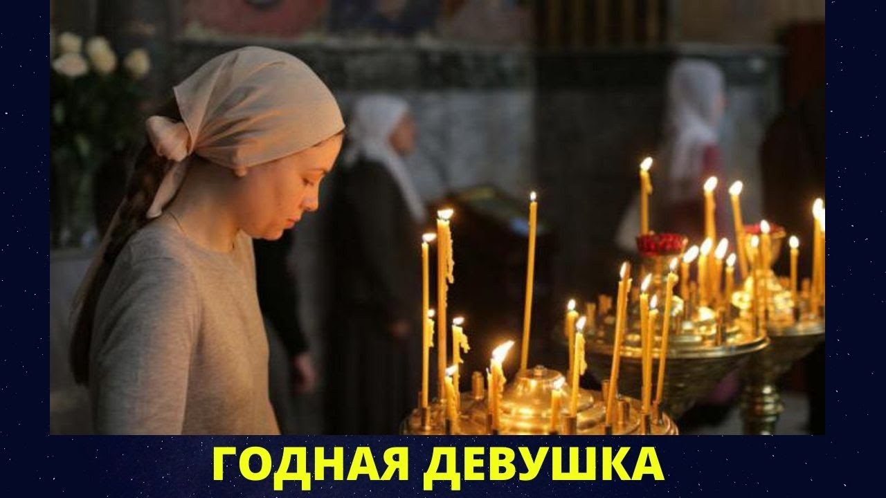 Можно в церковь в капюшоне. Женщина в храме. Православная женщина в храме. Женщина молится в храме. Человек молится в храме.