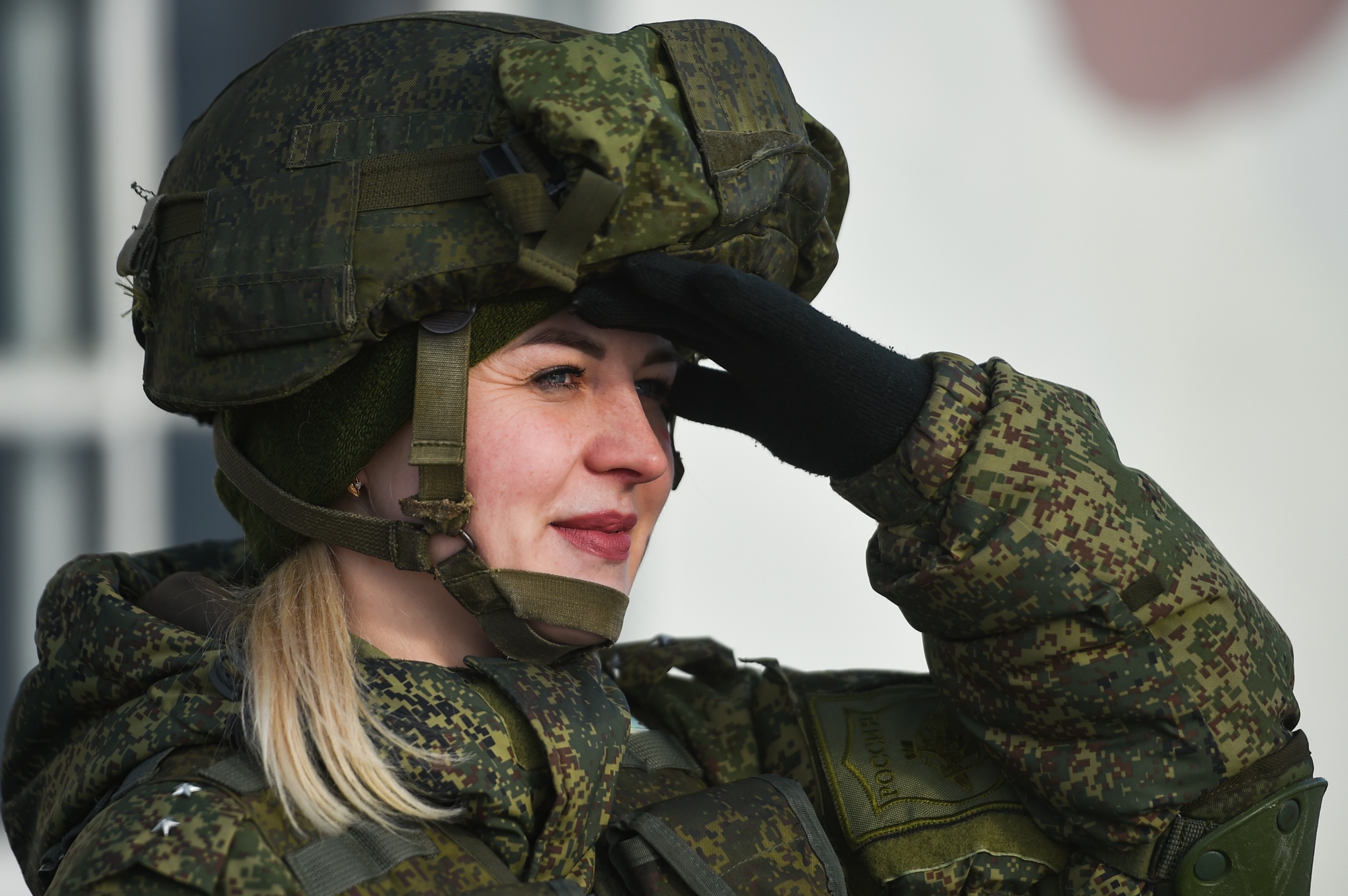 Установите группу военнослужащих женщин. Женщины военные. Женщина солдат. Девушки военнослужащие. Женщины в военной форме.
