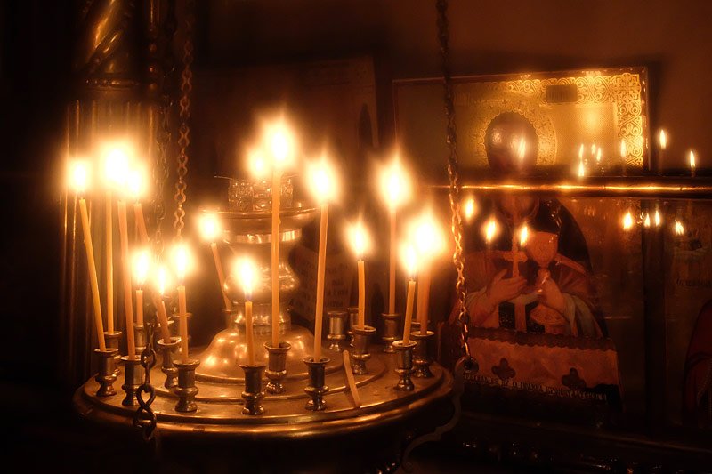 В церкви горят свечи. Свечи в храме. Горящая свеча в храме. Свеча православная. В церкви стоит со свечой.