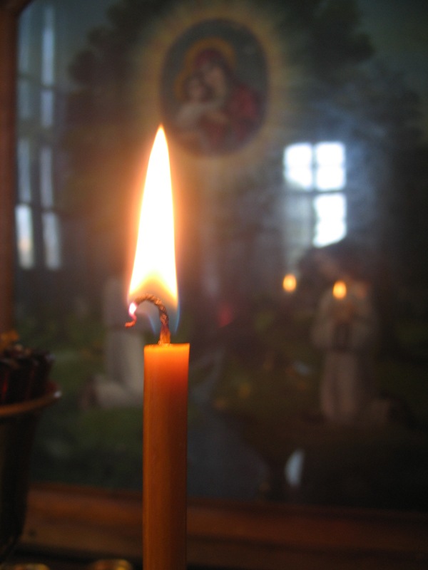 В церкви горят свечи. Свечи в церкви. Горящие свечи в храме. Горящая церковная свеча. Свеча церковная горит.