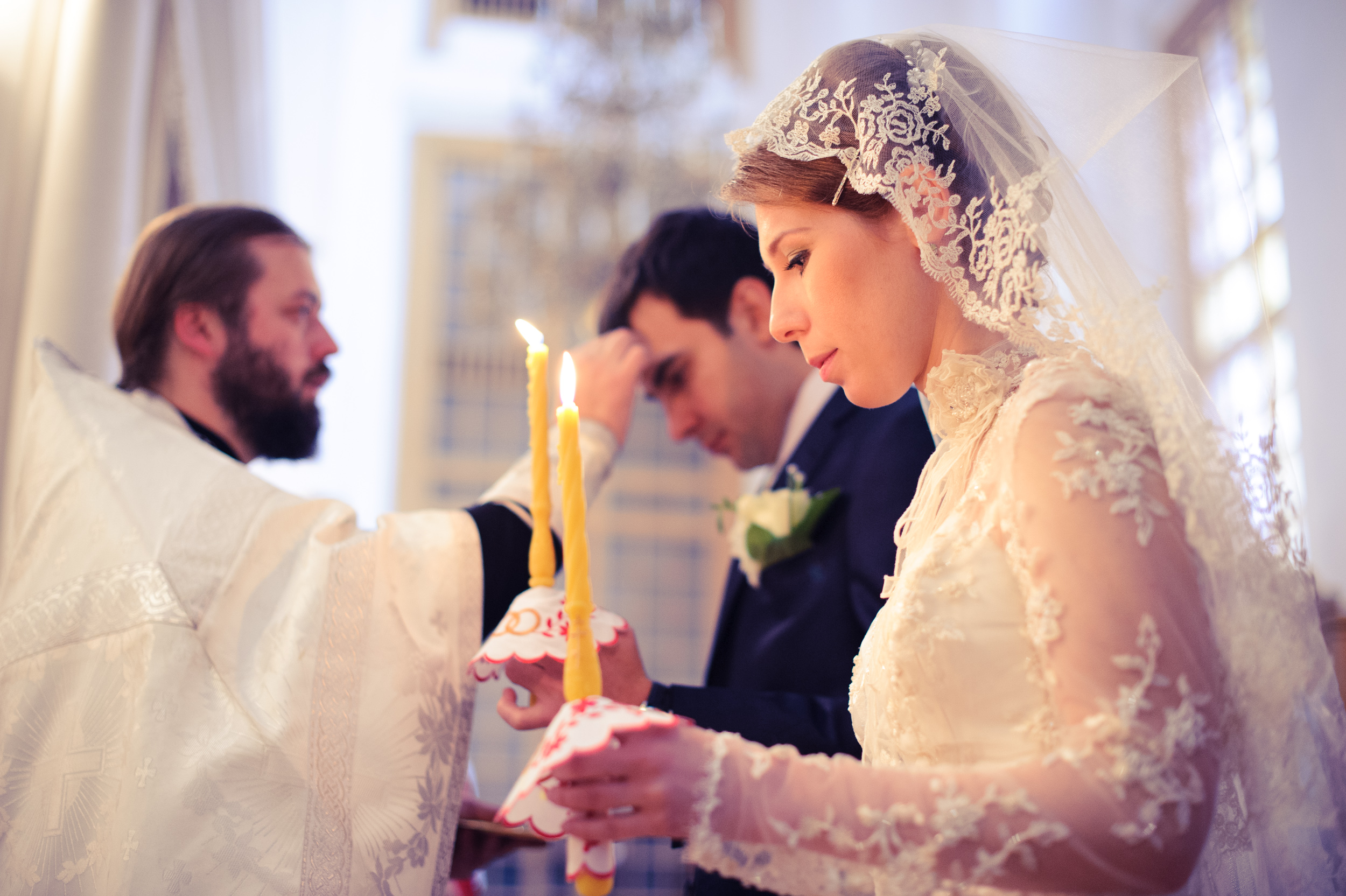 Венчание мужа и жены. Христианская семья венчание. Таинство венчания в православной церкви. Свадьба в церкви. Церемония венчания в церкви.